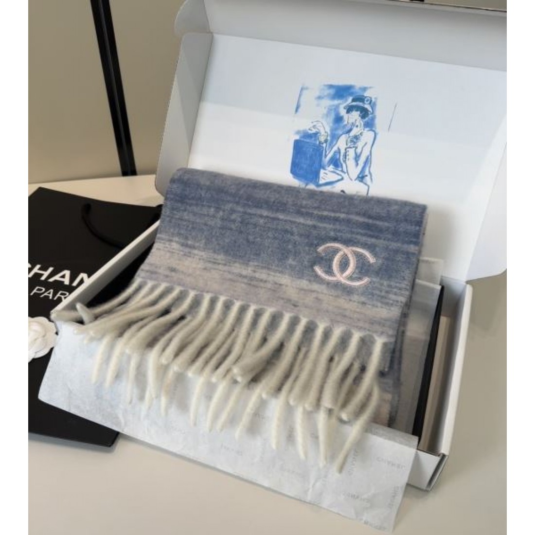 リバーシブル風配色 CHANEL シャネル コピー マフラー ホワイト×ブラックコントラスト ロゴ総柄 柔らかな厚手素材