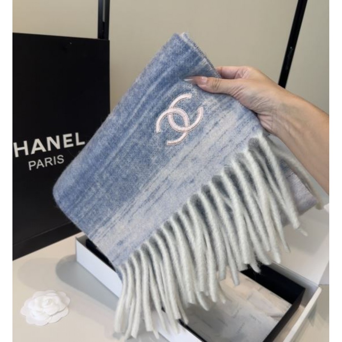 リバーシブル風配色 CHANEL シャネル コピー マフラー ホワイト×ブラックコントラスト ロゴ総柄 柔らかな厚手素材