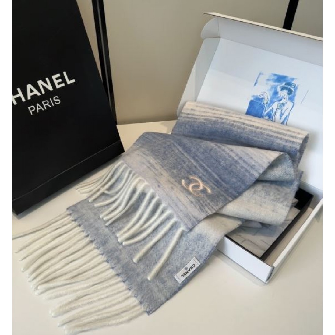 リバーシブル風配色 CHANEL シャネル コピー マフラー ホワイト×ブラックコントラスト ロゴ総柄 柔らかな厚手素材