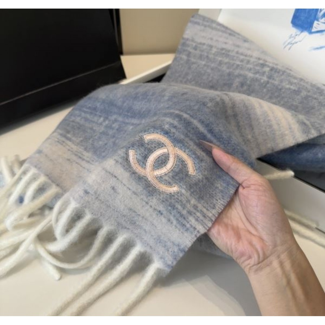 リバーシブル風配色 CHANEL シャネル コピー マフラー ホワイト×ブラックコントラスト ロゴ総柄 柔らかな厚手素材