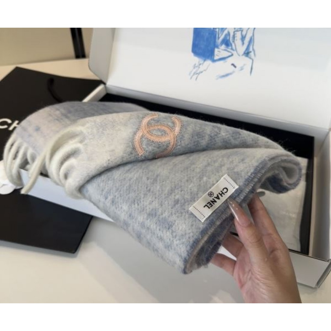 リバーシブル風配色 CHANEL シャネル コピー マフラー ホワイト×ブラックコントラスト ロゴ総柄 柔らかな厚手素材