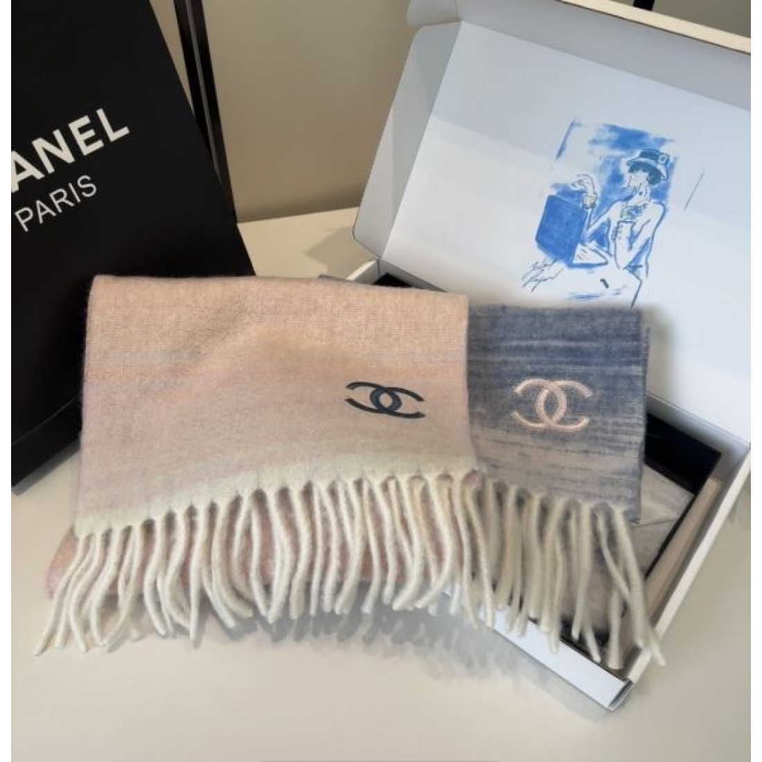 リバーシブル風配色 CHANEL シャネル コピー マフラー ホワイト×ブラックコントラスト ロゴ総柄 柔らかな厚手素材