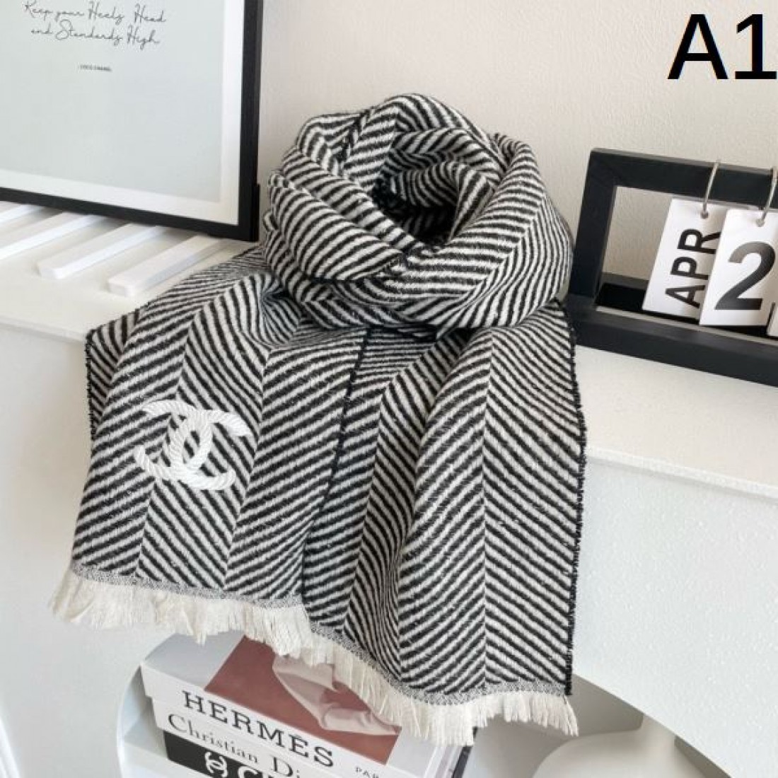 マフラー ヘリンボーン柄 ロゴ刺繍風 フリンジ付き CHANEL シャネル コピー 大判ストール風 モード感 首元映え