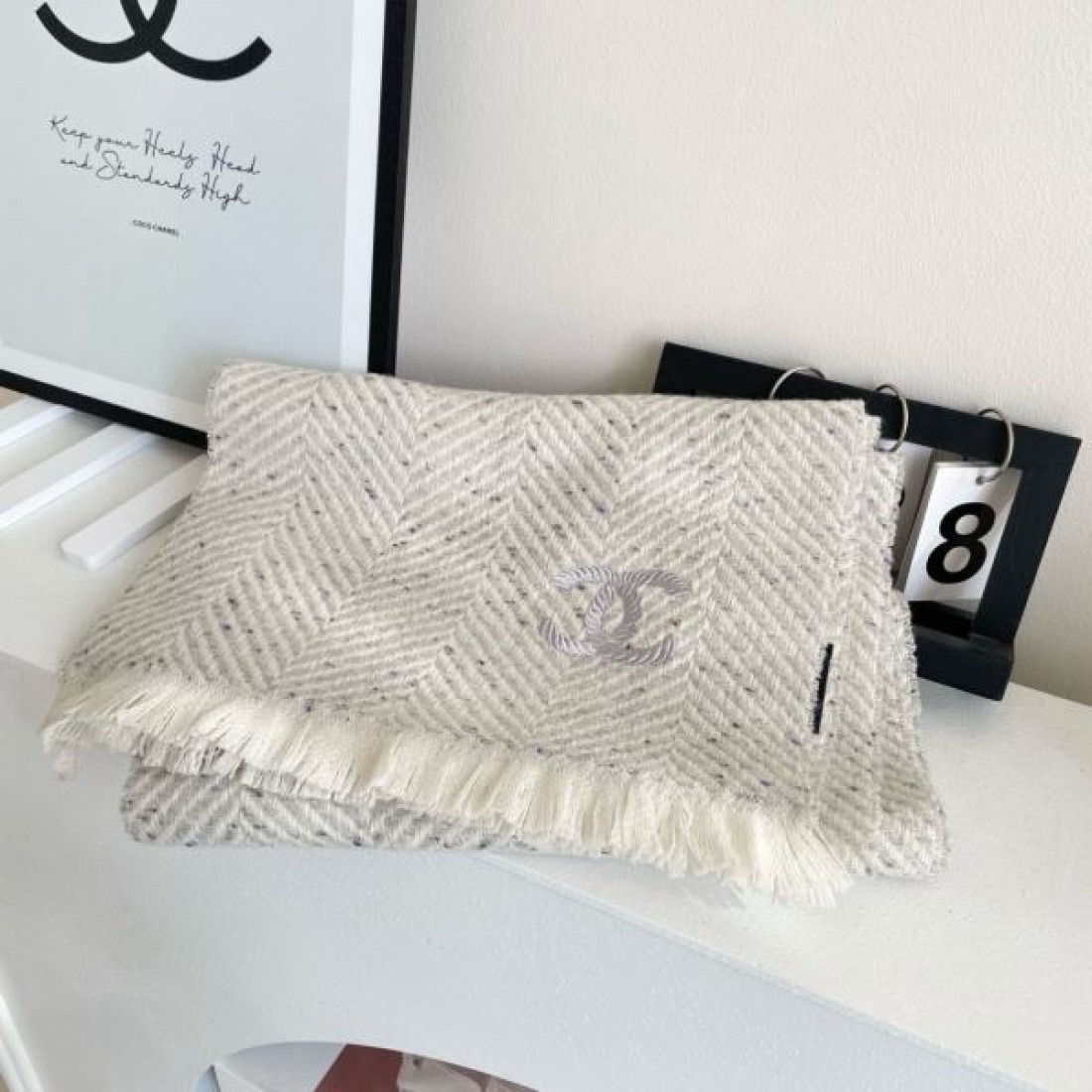 マフラー ヘリンボーン柄 ロゴ刺繍風 フリンジ付き CHANEL シャネル コピー 大判ストール風 モード感 首元映え