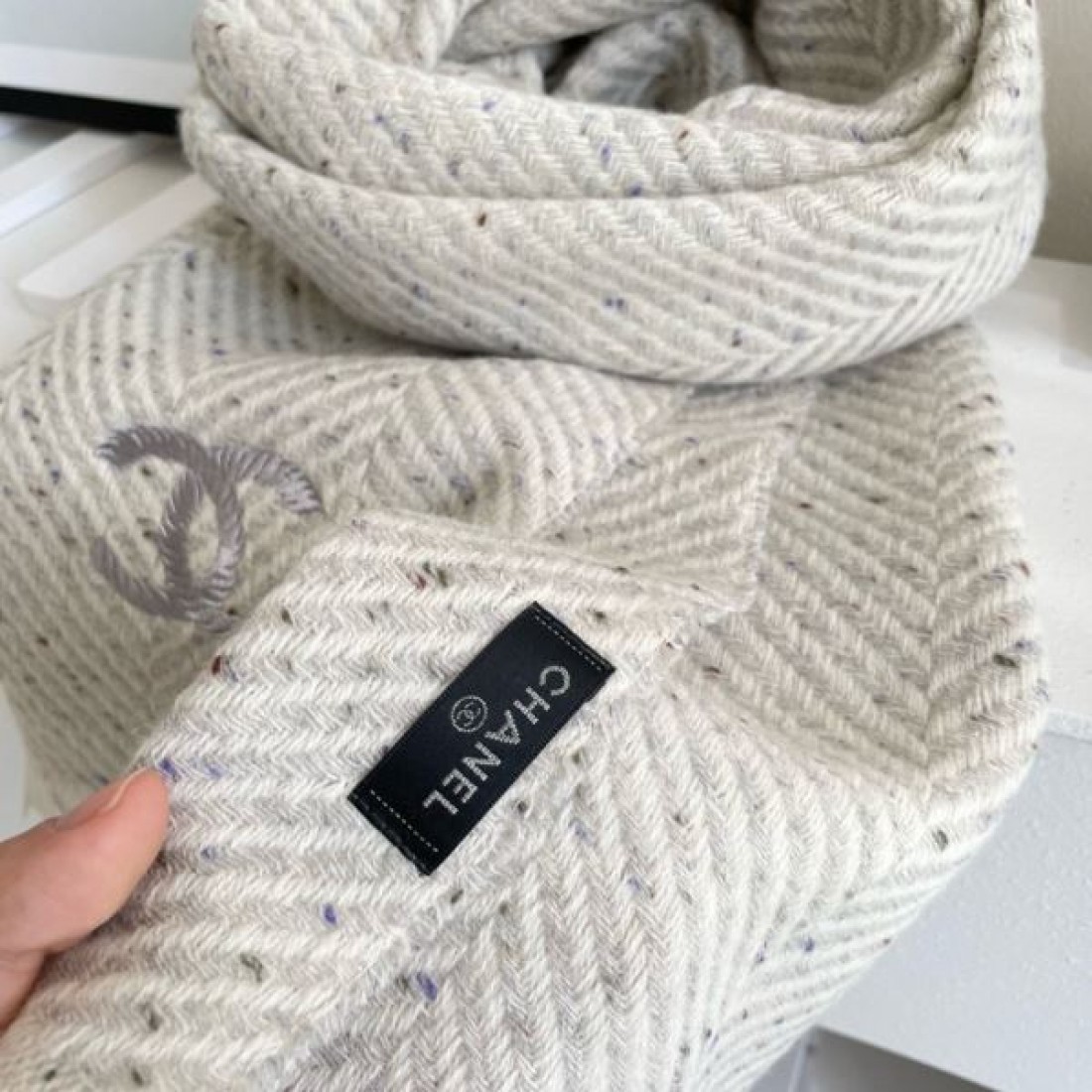 マフラー ヘリンボーン柄 ロゴ刺繍風 フリンジ付き CHANEL シャネル コピー 大判ストール風 モード感 首元映え