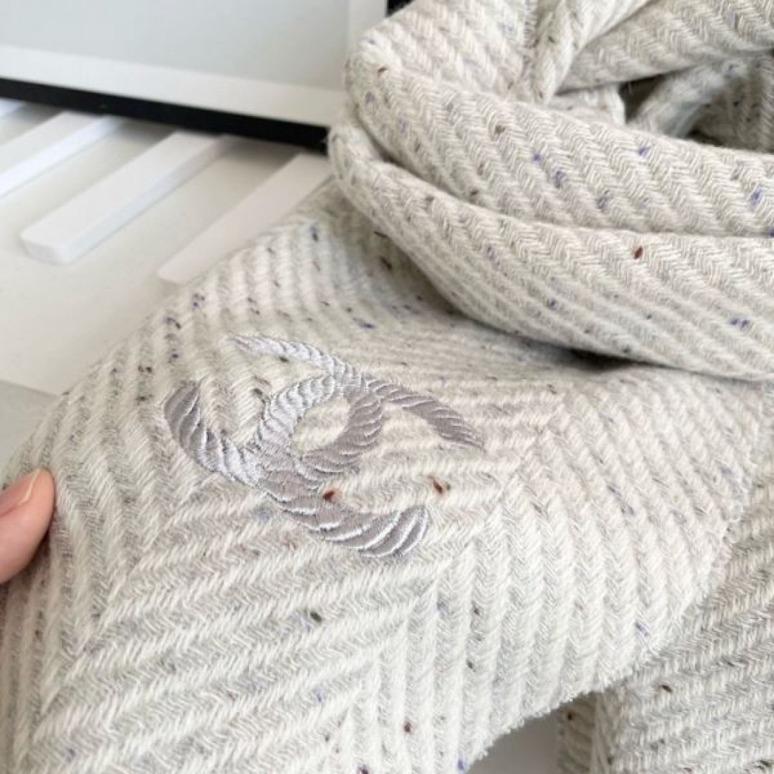 マフラー ヘリンボーン柄 ロゴ刺繍風 フリンジ付き CHANEL シャネル コピー 大判ストール風 モード感 首元映え