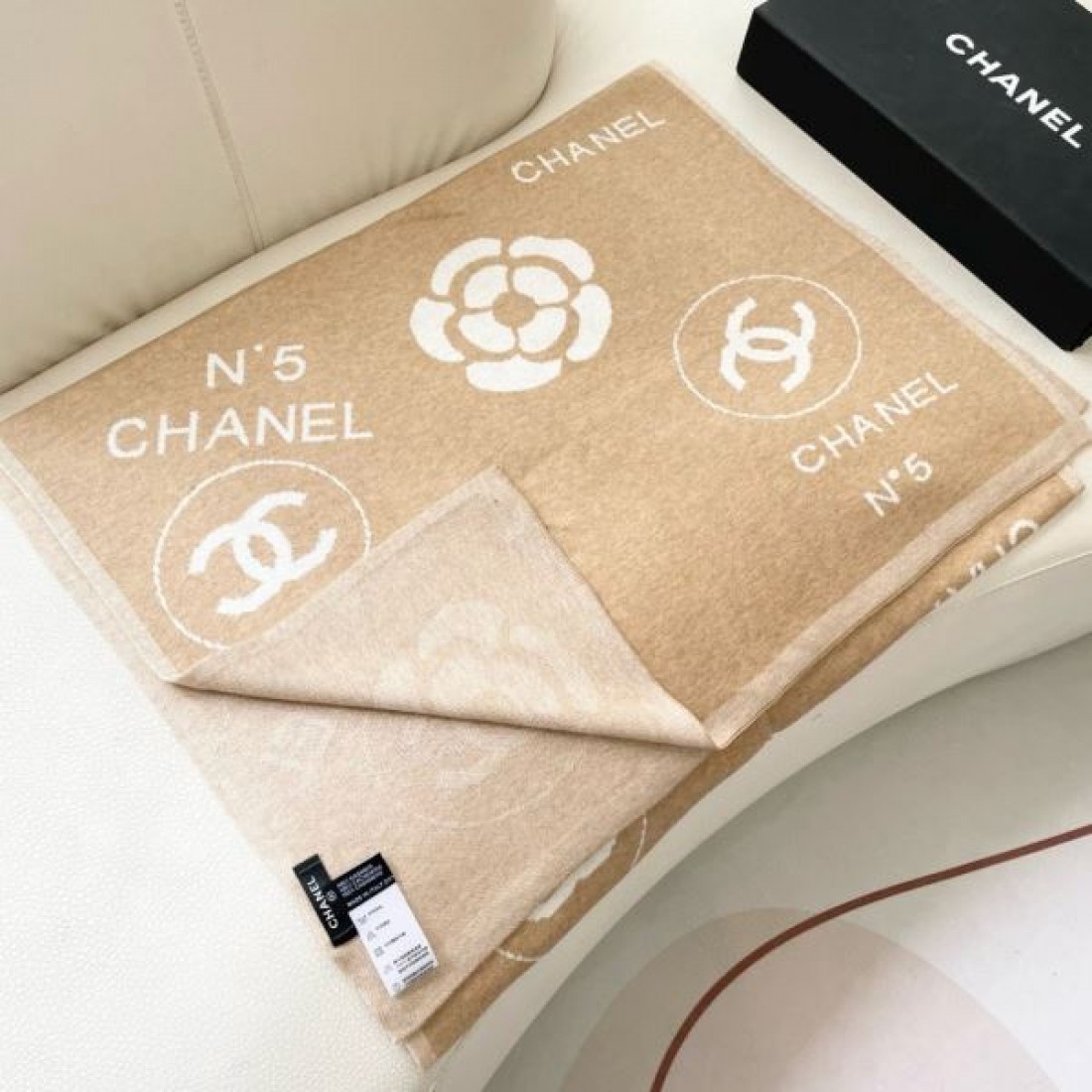 マフラー ロゴデザイン N°5モチーフ 大判ストール風 CHANEL シャネル コピー フリンジ付き モード感 首元主役
