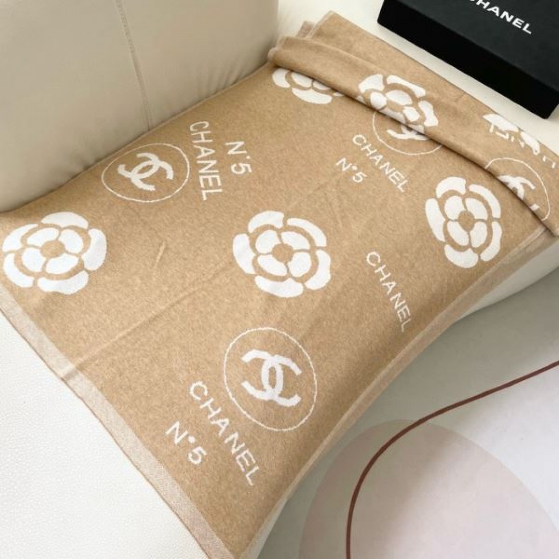 マフラー ロゴデザイン N°5モチーフ 大判ストール風 CHANEL シャネル コピー フリンジ付き モード感 首元主役