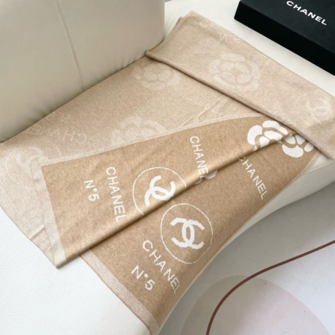マフラー ロゴデザイン N°5モチーフ 大判ストール風 CHANEL シャネル コピー フリンジ付き モード感 首元主役