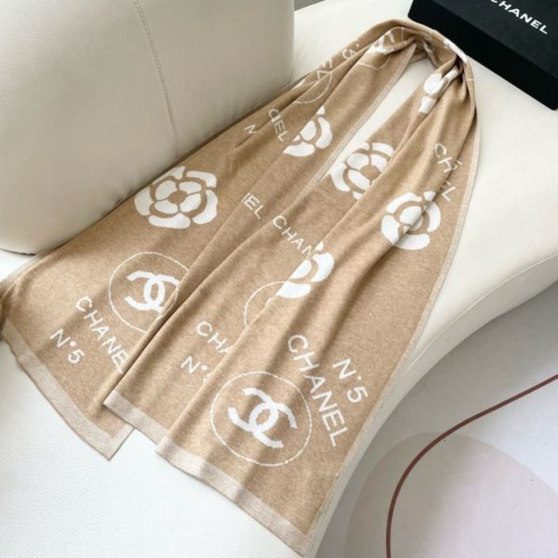 マフラー ロゴデザイン N°5モチーフ 大判ストール風 CHANEL シャネル コピー フリンジ付き モード感 首元主役
