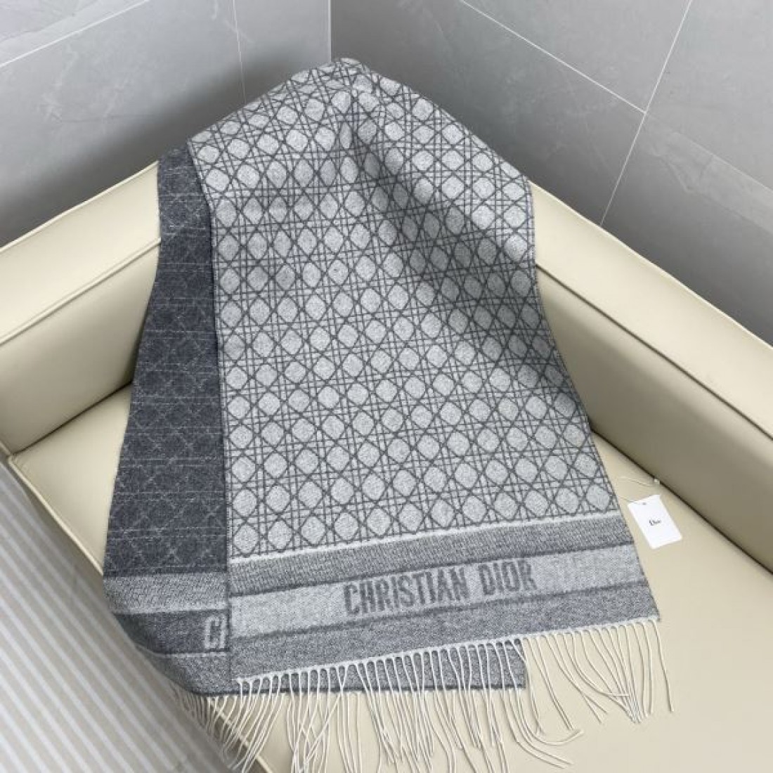 モノグラムスタイル Christian Dior クリスチャンディオール コピー マフラー グレーカラー ロゴラインアクセント 幅広いコーデ対応仕様