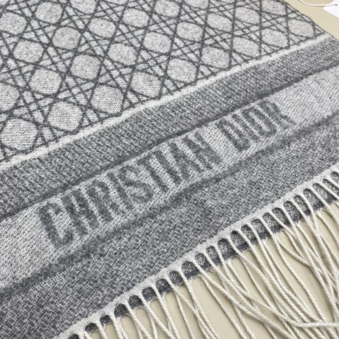モノグラムスタイル Christian Dior クリスチャンディオール コピー マフラー グレーカラー ロゴラインアクセント 幅広いコーデ対応仕様