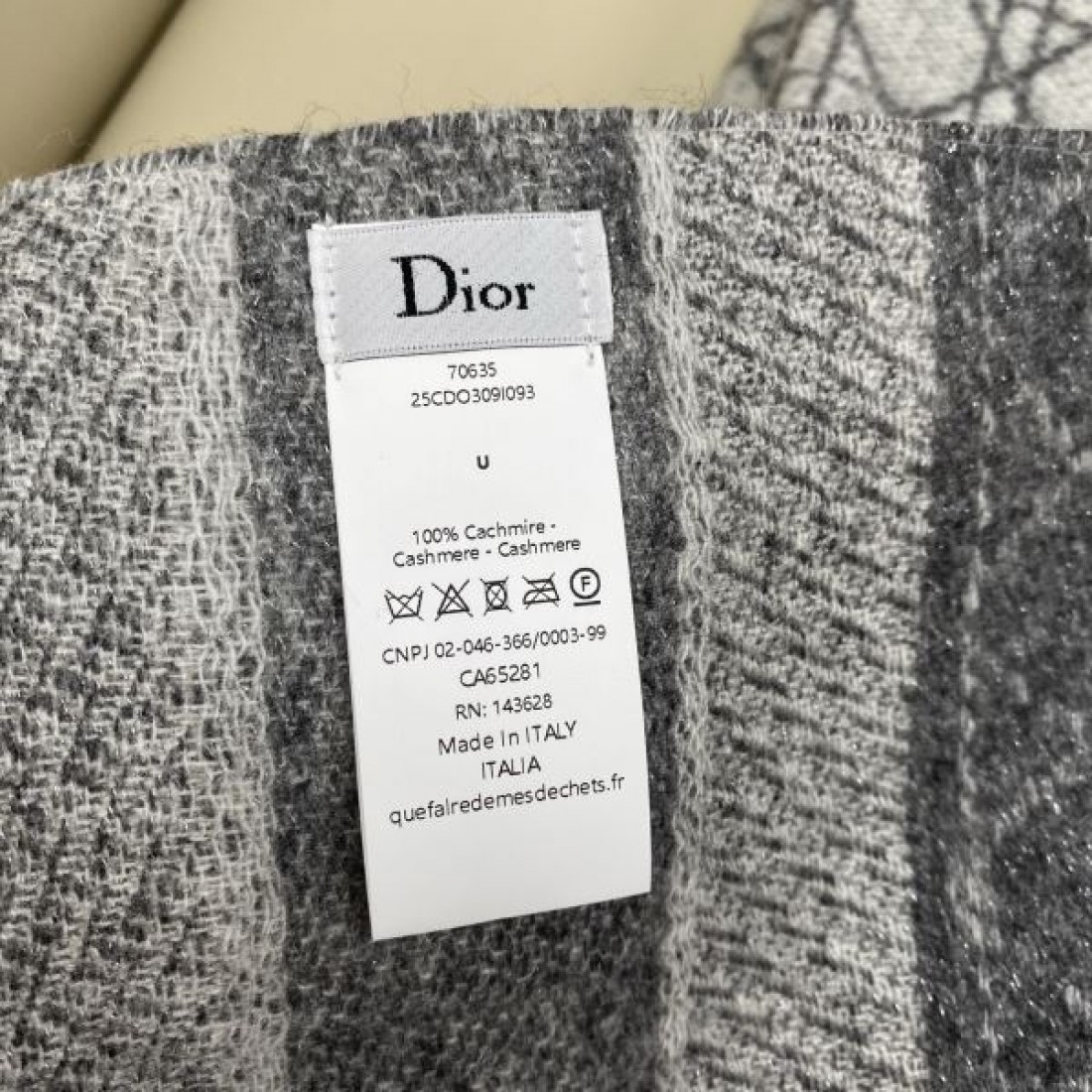 モノグラムスタイル Christian Dior クリスチャンディオール コピー マフラー グレーカラー ロゴラインアクセント 幅広いコーデ対応仕様