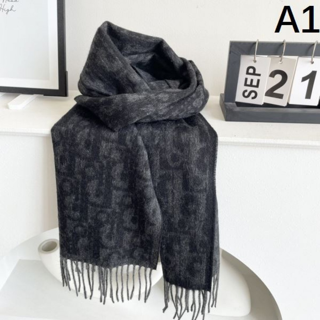 クラシック総柄 Christian Dior クリスチャンディオール コピー スカーフ ベージュ×グレー配色 フリンジディテール 落ち着いた印象デザイン
