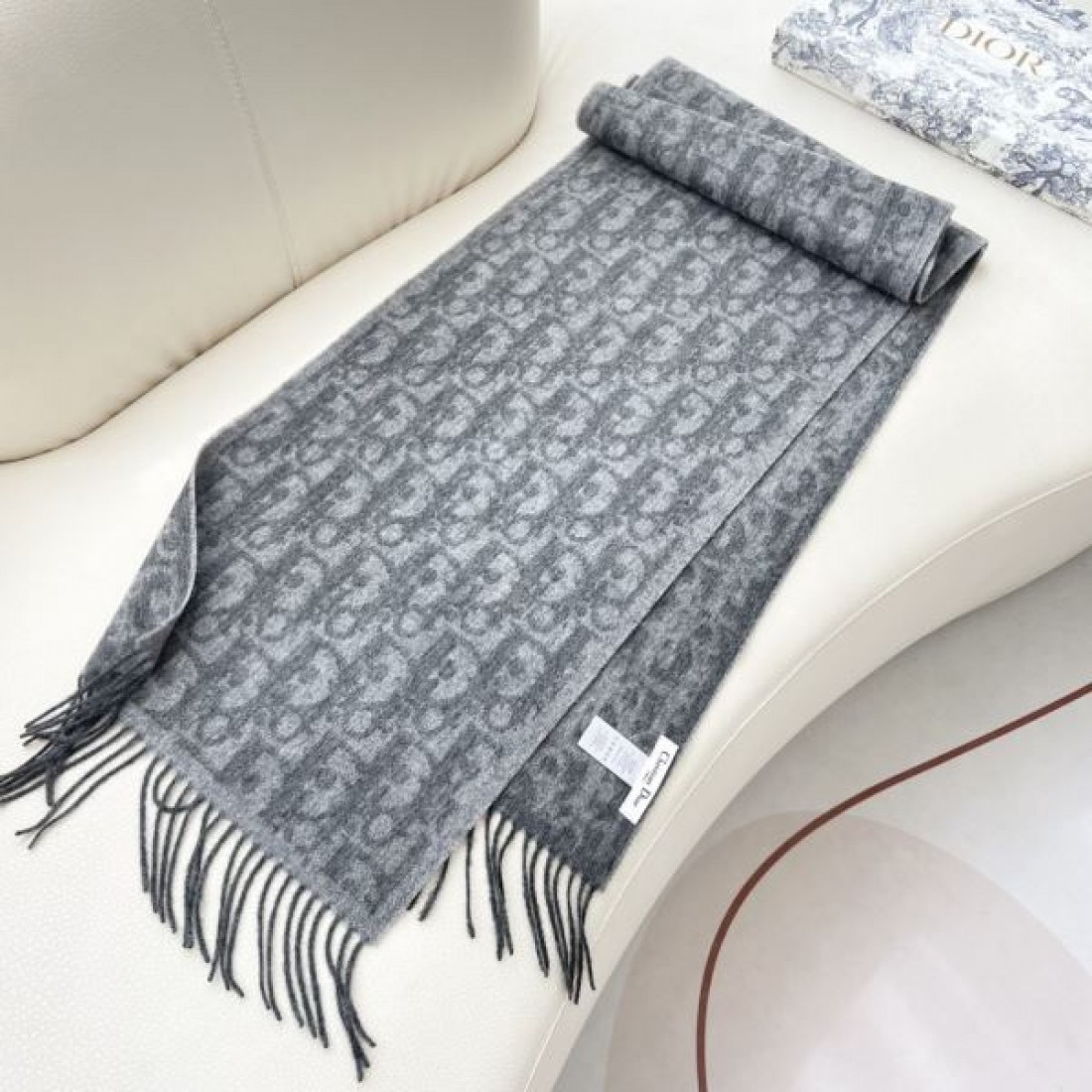クラシック総柄 Christian Dior クリスチャンディオール コピー スカーフ ベージュ×グレー配色 フリンジディテール 落ち着いた印象デザイン
