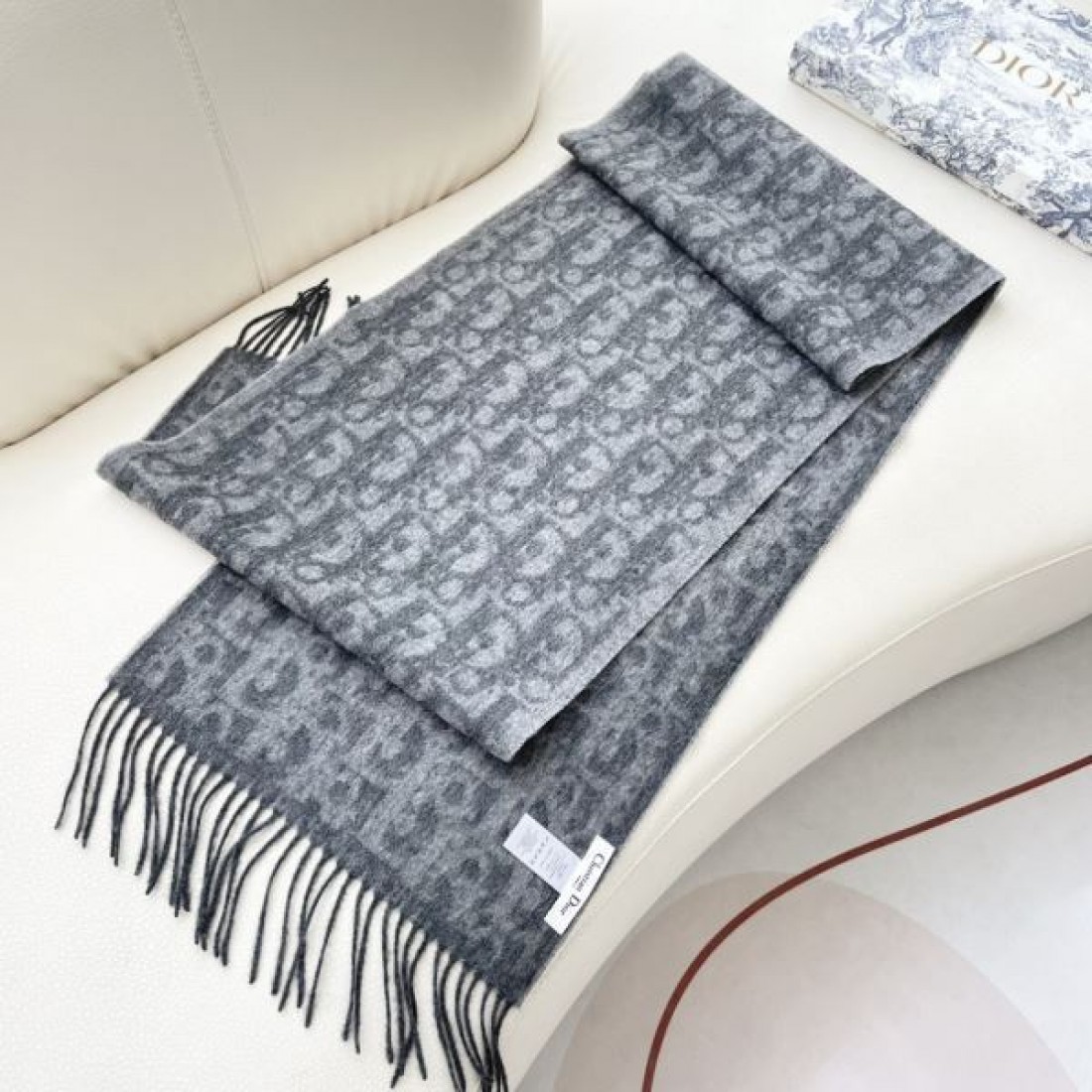 クラシック総柄 Christian Dior クリスチャンディオール コピー スカーフ ベージュ×グレー配色 フリンジディテール 落ち着いた印象デザイン