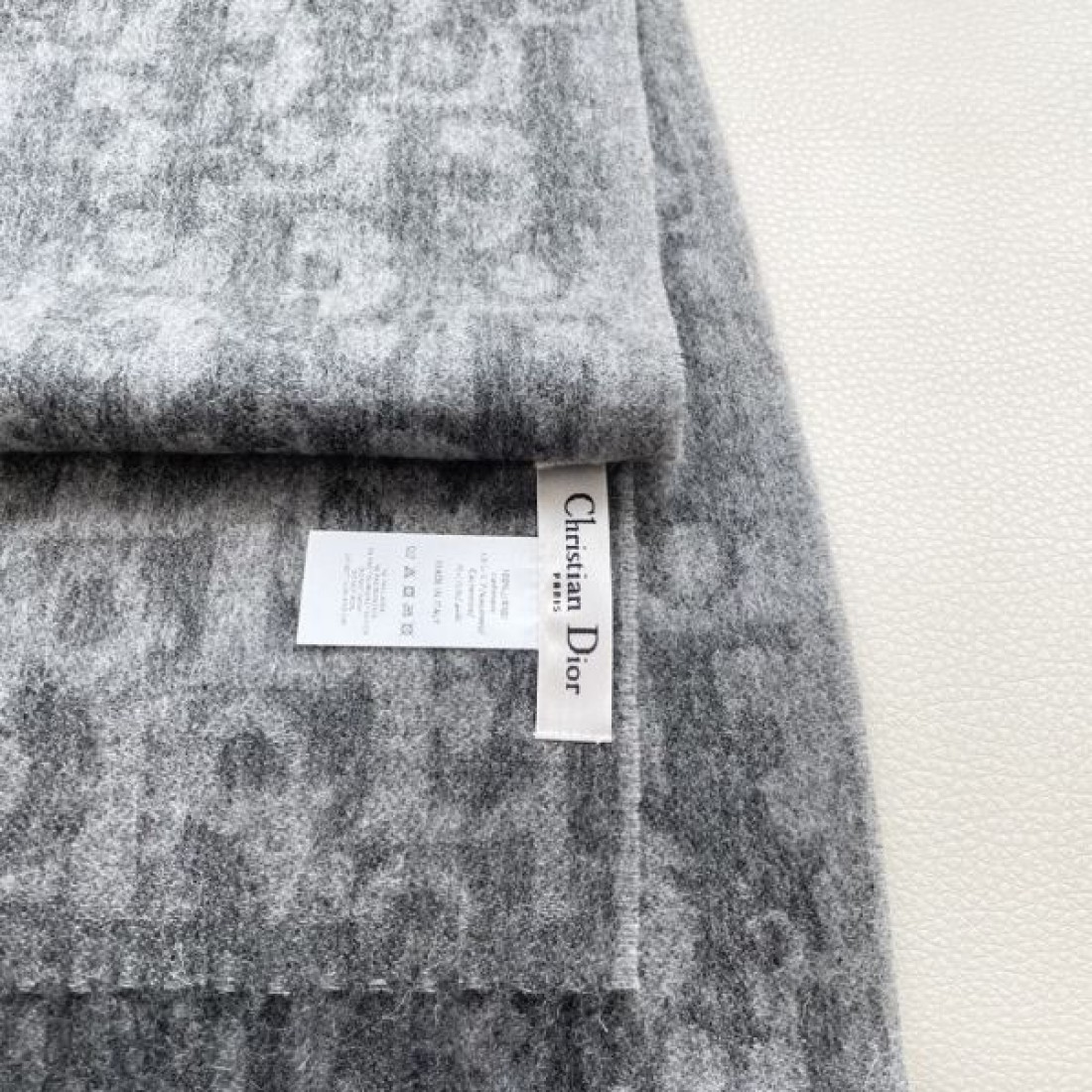 クラシック総柄 Christian Dior クリスチャンディオール コピー スカーフ ベージュ×グレー配色 フリンジディテール 落ち着いた印象デザイン
