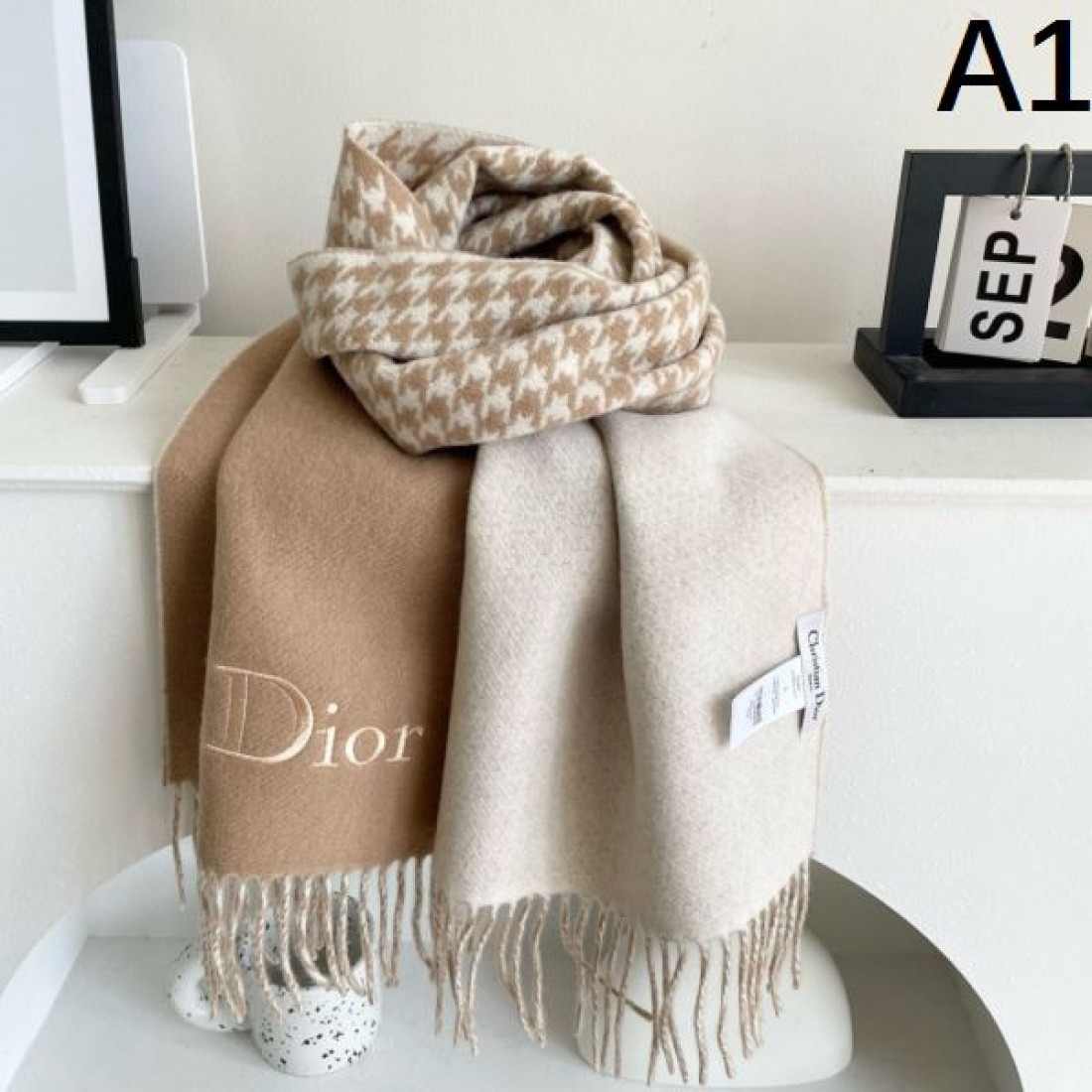 千鳥格子 Christian Dior クリスチャンディオール コピー マフラー ベージュカラー ロゴデザイン フリンジ仕様 柔らかな雰囲気演出