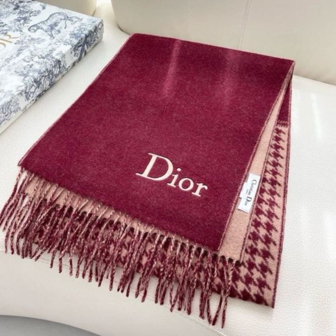 千鳥格子 Christian Dior クリスチャンディオール コピー マフラー ベージュカラー ロゴデザイン フリンジ仕様 柔らかな雰囲気演出