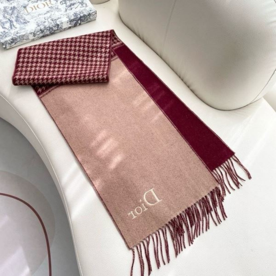千鳥格子 Christian Dior クリスチャンディオール コピー マフラー ベージュカラー ロゴデザイン フリンジ仕様 柔らかな雰囲気演出