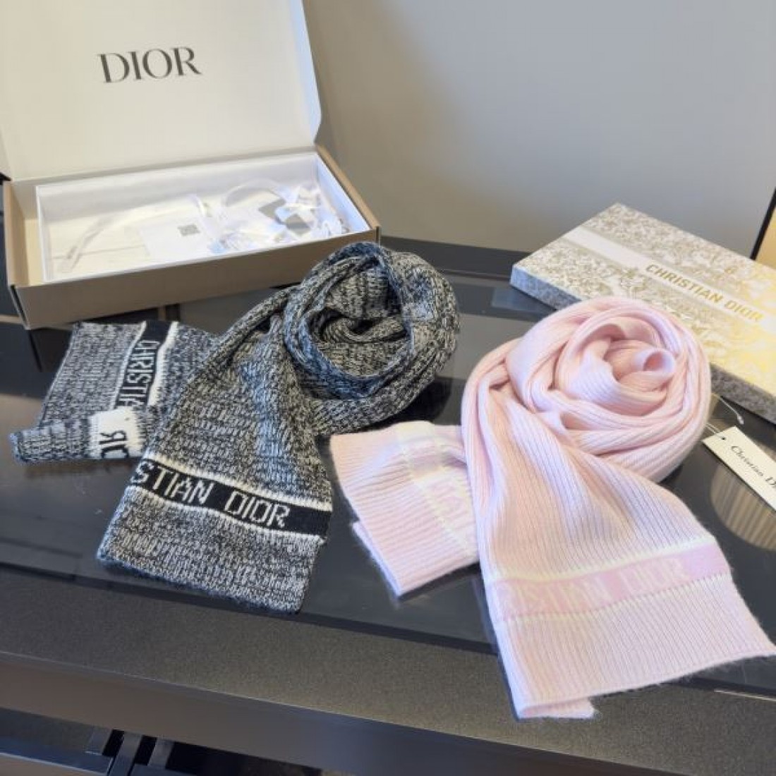 ロゴライン Christian Dior クリスチャンディオール コピー マフラー ブラック×ホワイト配色 ニットデザイン 秋冬コーデ向け仕様