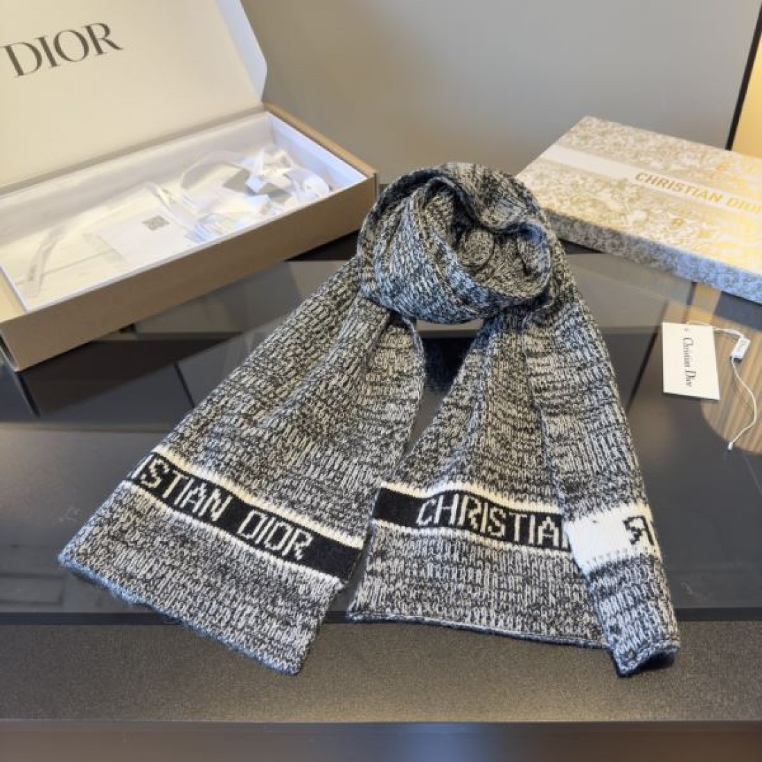 ロゴライン Christian Dior クリスチャンディオール コピー マフラー ブラック×ホワイト配色 ニットデザイン 秋冬コーデ向け仕様