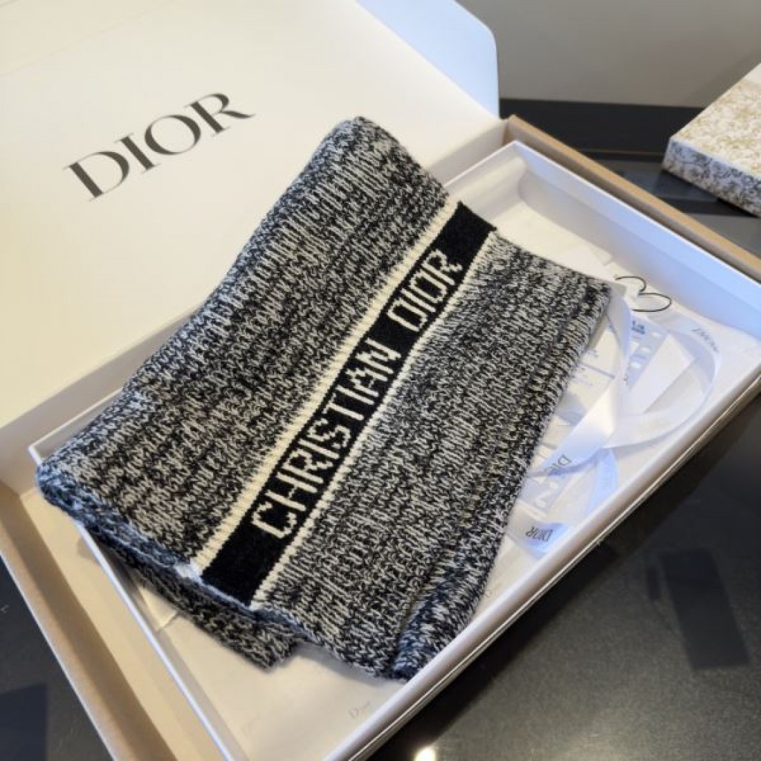 ロゴライン Christian Dior クリスチャンディオール コピー マフラー ブラック×ホワイト配色 ニットデザイン 秋冬コーデ向け仕様