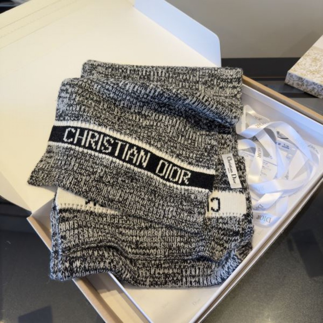 ロゴライン Christian Dior クリスチャンディオール コピー マフラー ブラック×ホワイト配色 ニットデザイン 秋冬コーデ向け仕様