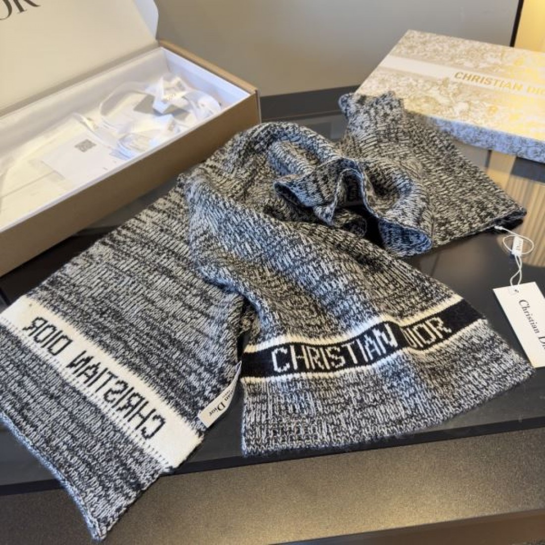 ロゴライン Christian Dior クリスチャンディオール コピー マフラー ブラック×ホワイト配色 ニットデザイン 秋冬コーデ向け仕様