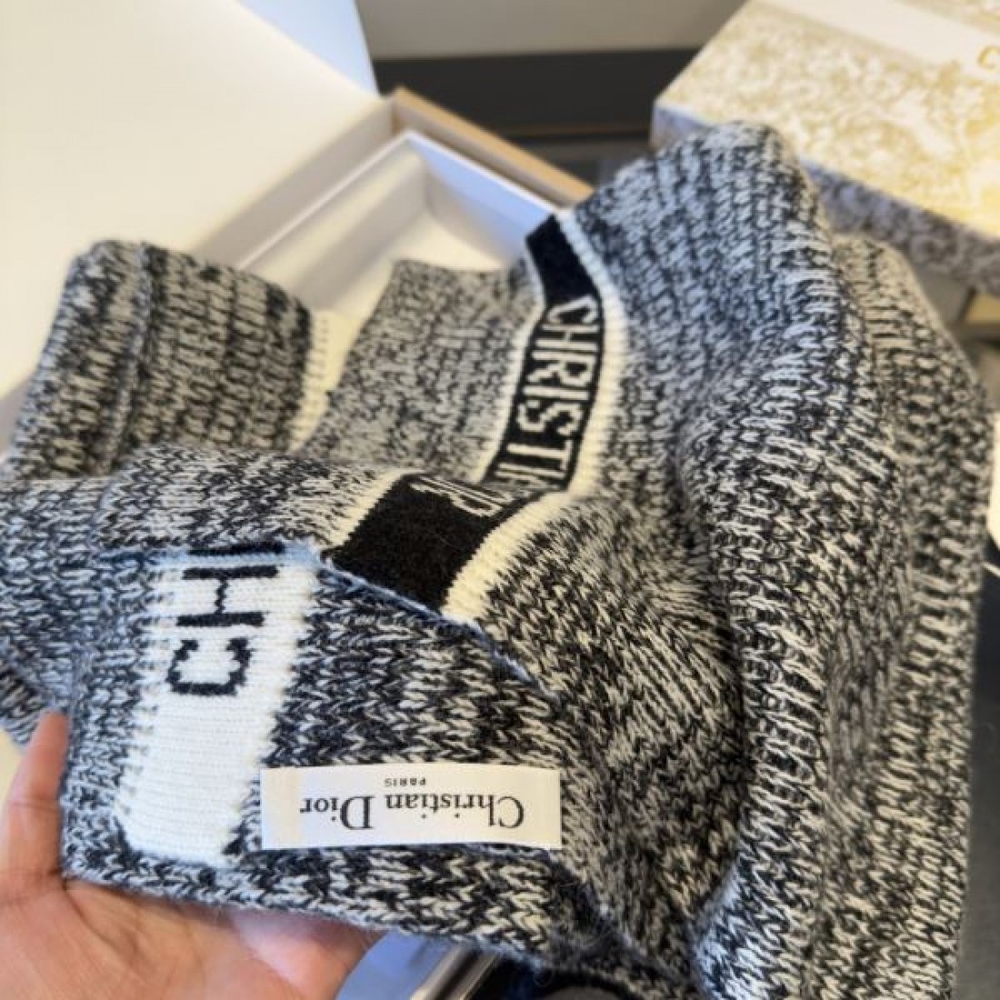 ロゴライン Christian Dior クリスチャンディオール コピー マフラー ブラック×ホワイト配色 ニットデザイン 秋冬コーデ向け仕様