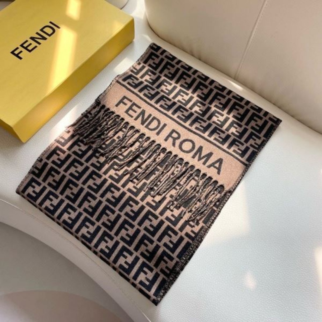 FENDI フェンディ コピー マフラー FF柄 ロゴパターン フリンジ付き やわらか見え 防寒小物 ギフト映え