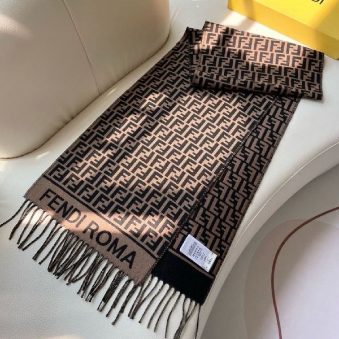 FENDI フェンディ コピー マフラー FF柄 ロゴパターン フリンジ付き やわらか見え 防寒小物 ギフト映え