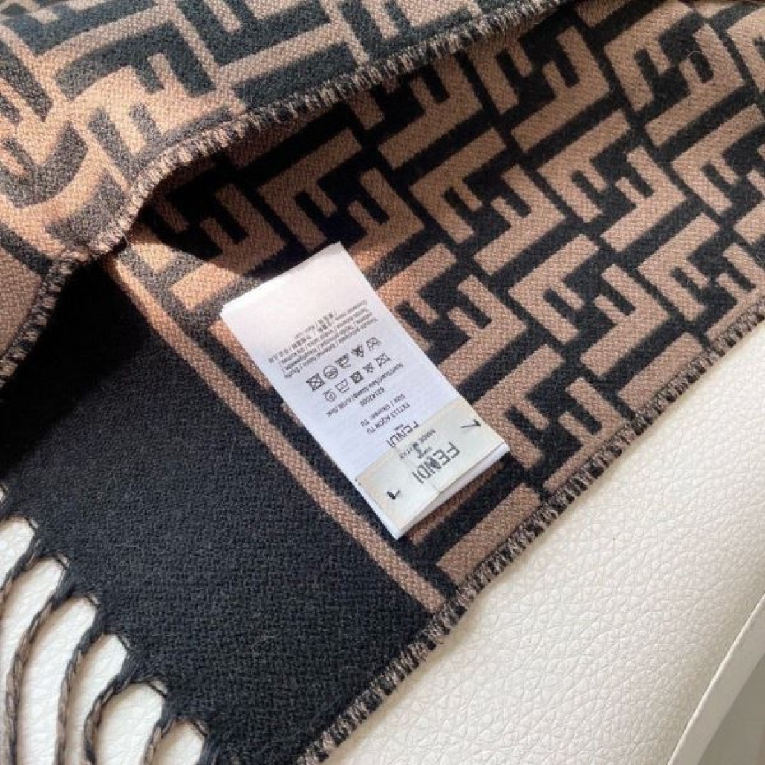 FENDI フェンディ コピー マフラー FF柄 ロゴパターン フリンジ付き やわらか見え 防寒小物 ギフト映え