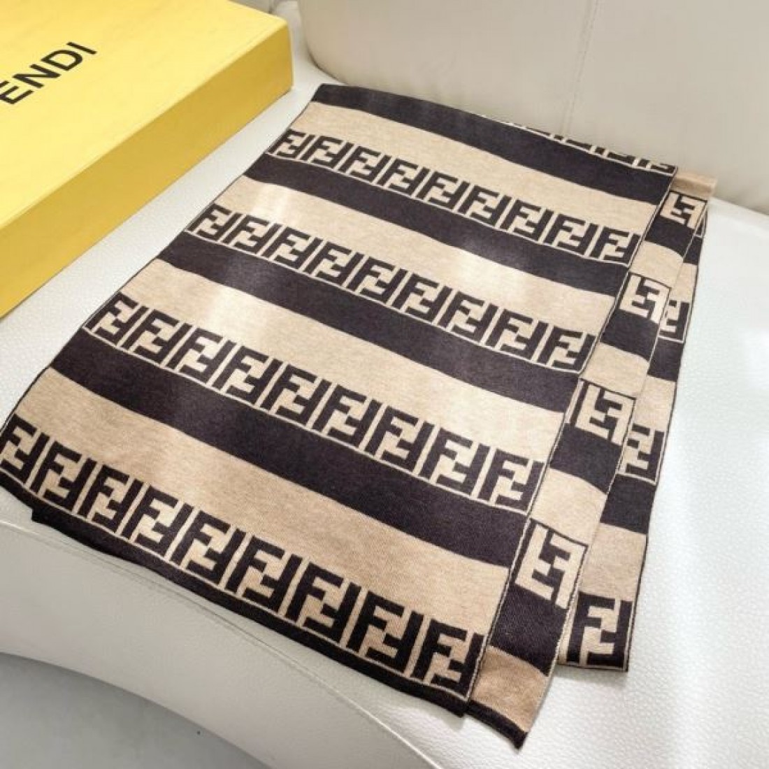 FENDI フェンディ コピー マフラー FF柄 ブロックパターン 大判ストール風 肩掛け対応 2026新作 モード感