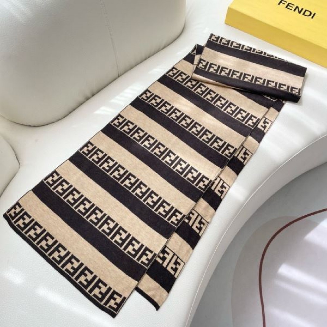 FENDI フェンディ コピー マフラー FF柄 ブロックパターン 大判ストール風 肩掛け対応 2026新作 モード感