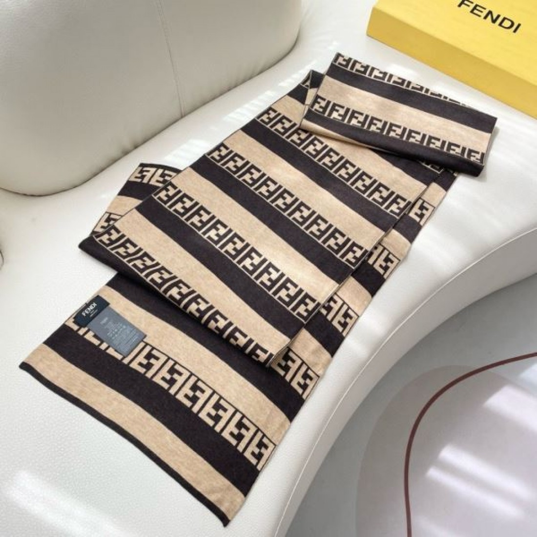 FENDI フェンディ コピー マフラー FF柄 ブロックパターン 大判ストール風 肩掛け対応 2026新作 モード感