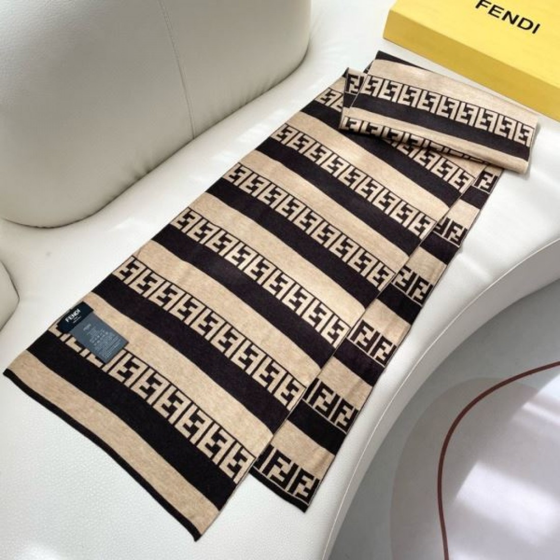 FENDI フェンディ コピー マフラー FF柄 ブロックパターン 大判ストール風 肩掛け対応 2026新作 モード感