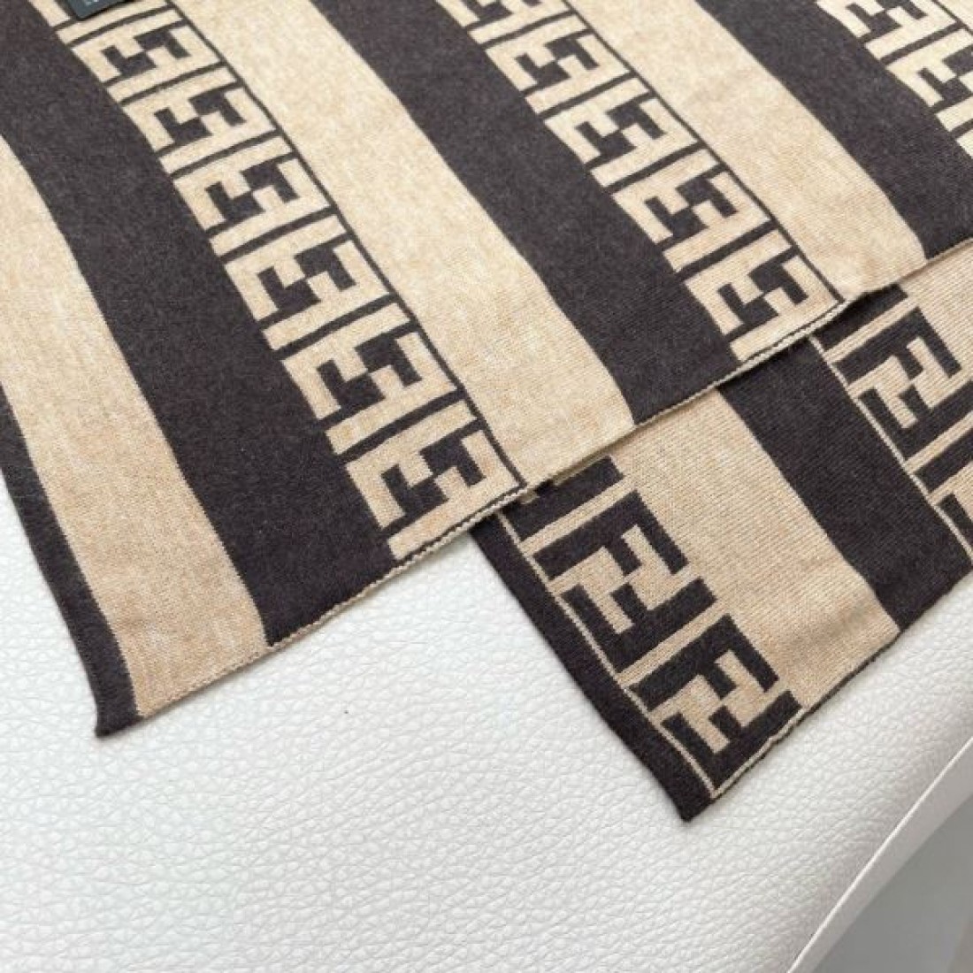 FENDI フェンディ コピー マフラー FF柄 ブロックパターン 大判ストール風 肩掛け対応 2026新作 モード感