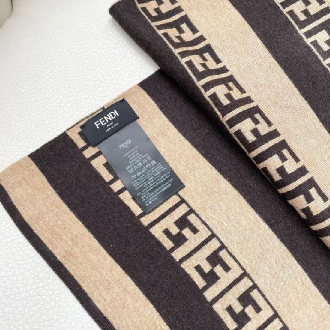 FENDI フェンディ コピー マフラー FF柄 ブロックパターン 大判ストール風 肩掛け対応 2026新作 モード感