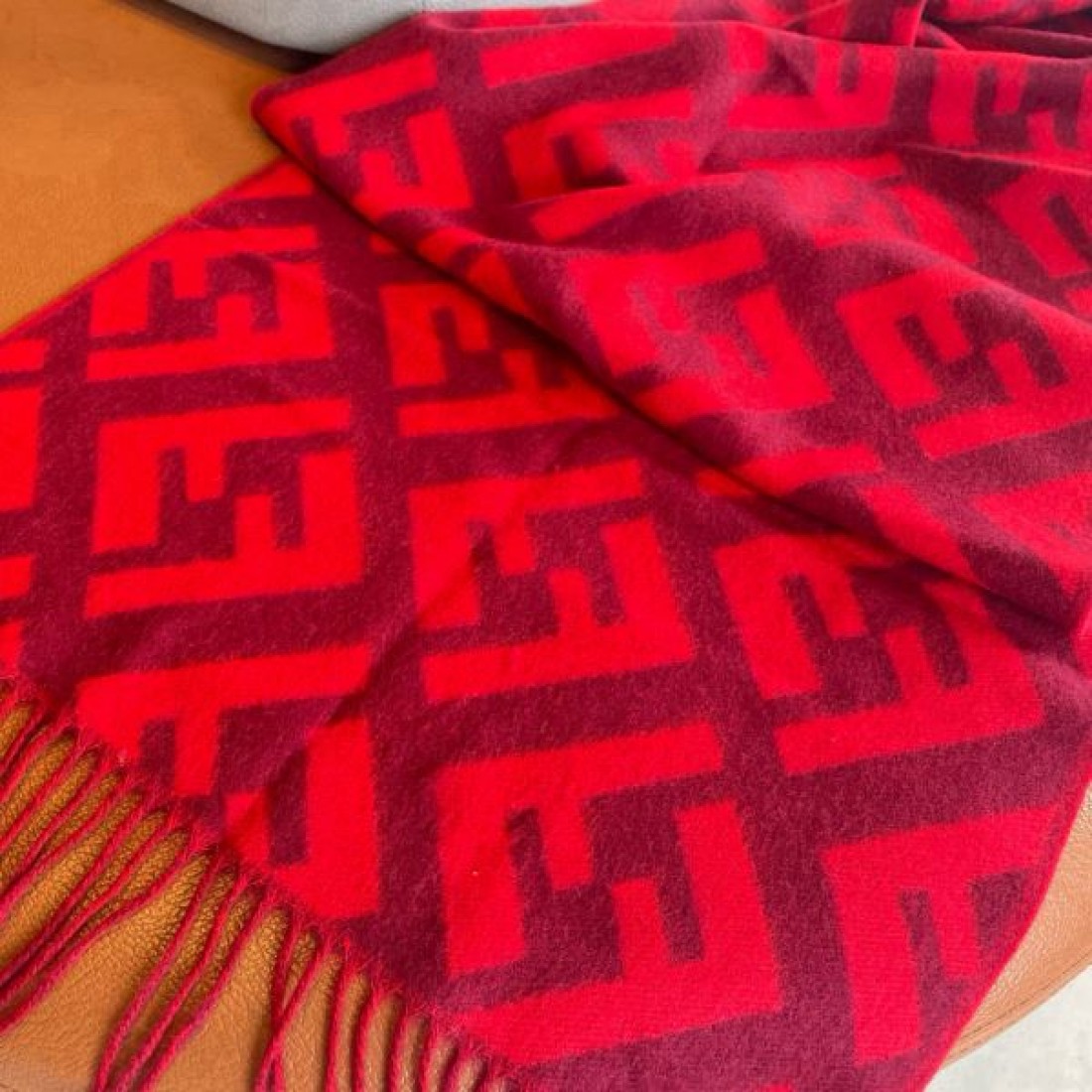 マフラー FF柄 ロゴパターン フリンジ付き FENDI フェンディ コピー やわらか見え 防寒小物 ギフト映え