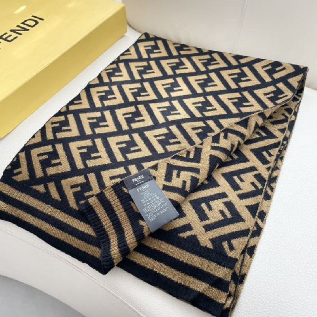 マフラー FF柄 ロゴパターン 大判ストール風 FENDI フェンディ コピー 肩掛け対応 2026新作 旬顔コーデ