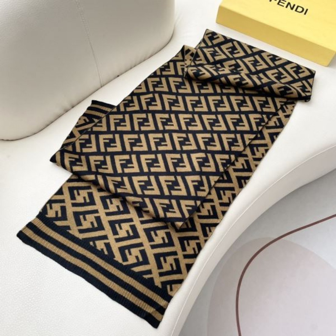 マフラー FF柄 ロゴパターン 大判ストール風 FENDI フェンディ コピー 肩掛け対応 2026新作 旬顔コーデ