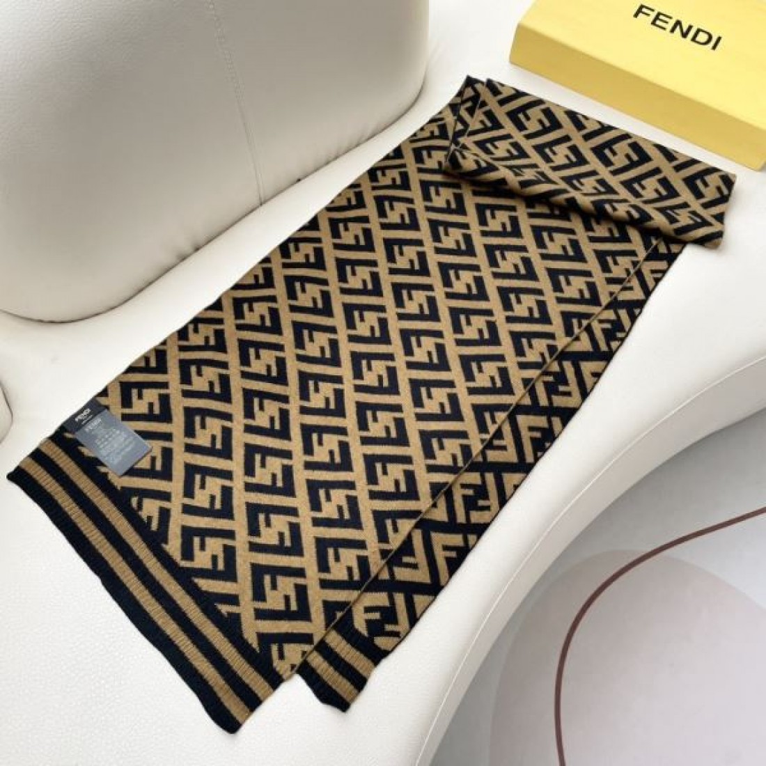 マフラー FF柄 ロゴパターン 大判ストール風 FENDI フェンディ コピー 肩掛け対応 2026新作 旬顔コーデ
