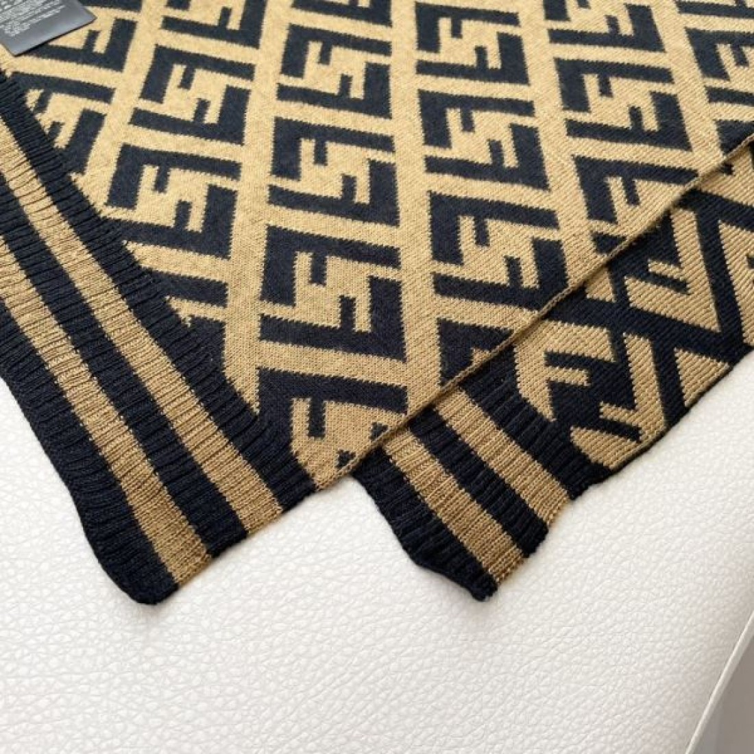マフラー FF柄 ロゴパターン 大判ストール風 FENDI フェンディ コピー 肩掛け対応 2026新作 旬顔コーデ