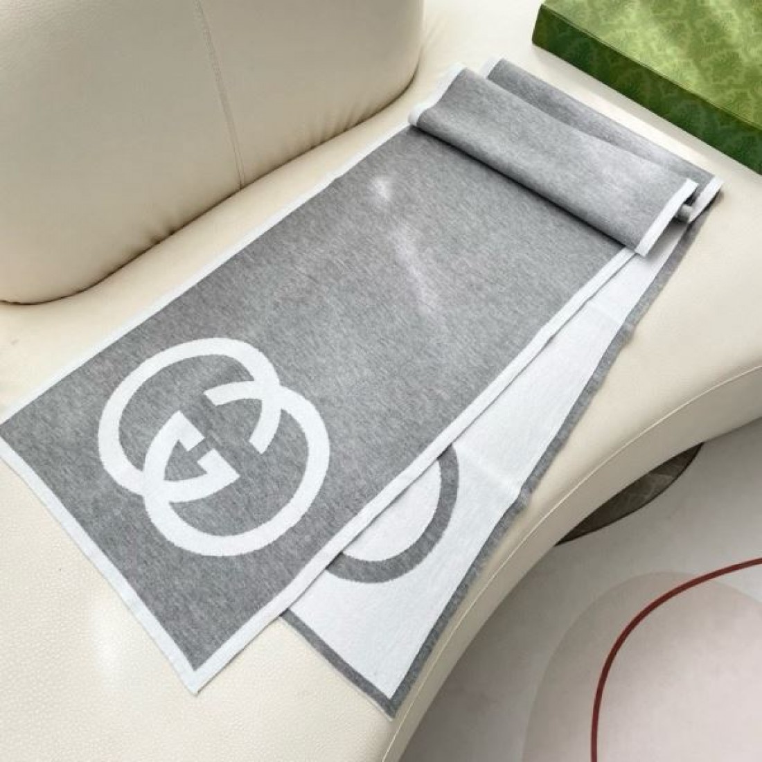 落ち着き 上質 グッチ GUCCI スーパーコピー スカーフ 大人向け エレガント