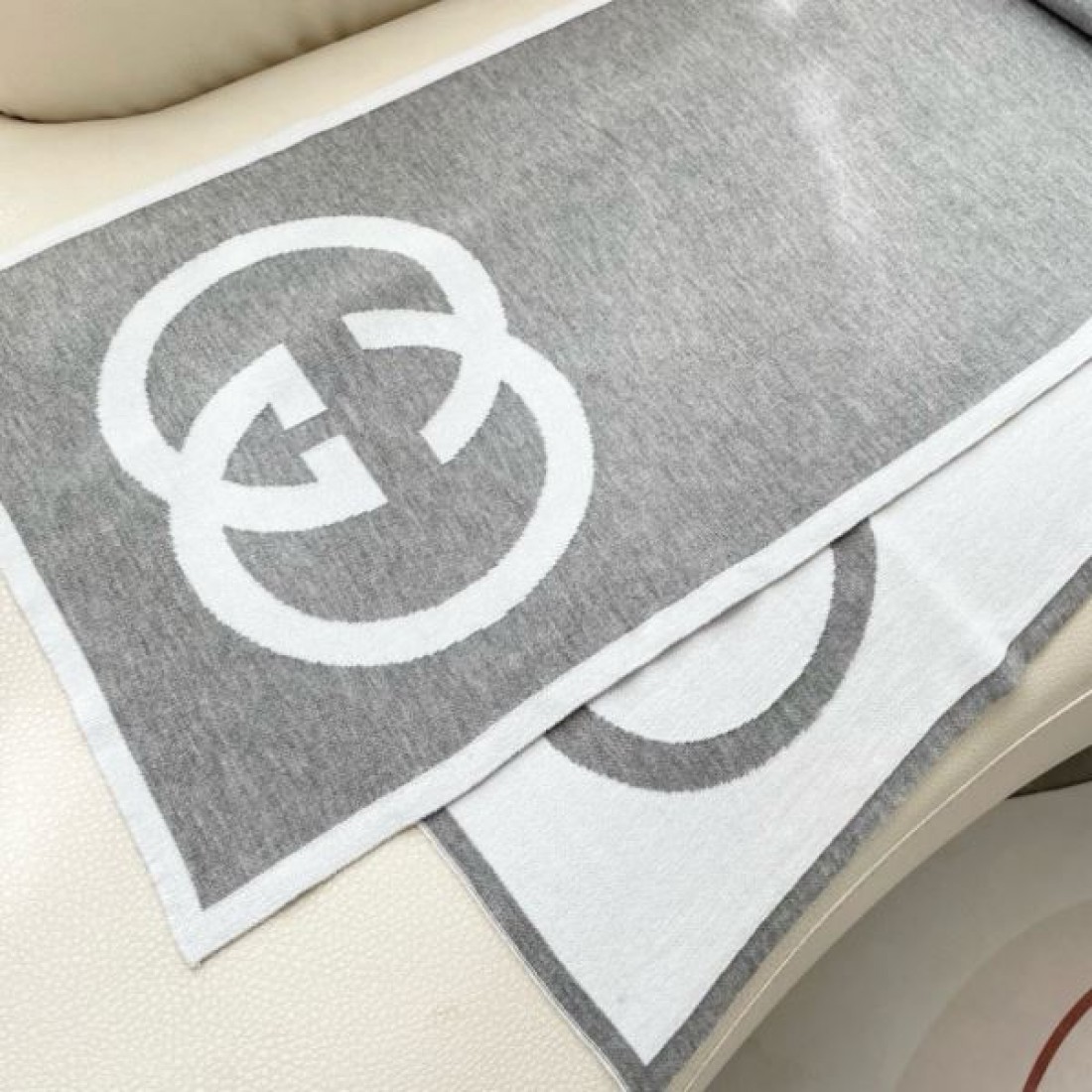 落ち着き 上質 グッチ GUCCI スーパーコピー スカーフ 大人向け エレガント