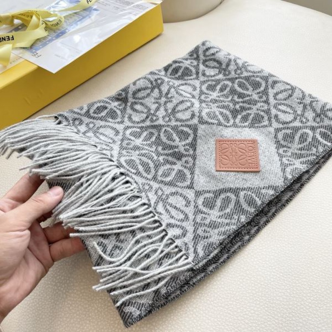 上質感 柔らか ロエベ LOEWE スーパーコピー スカーフ ナチュラル 洗練