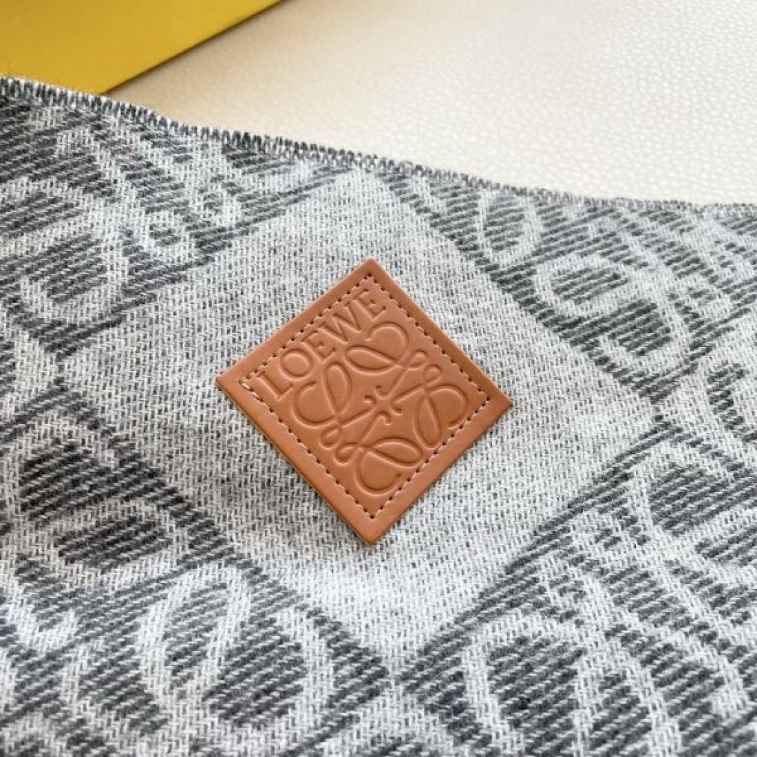 上質感 柔らか ロエベ LOEWE スーパーコピー スカーフ ナチュラル 洗練