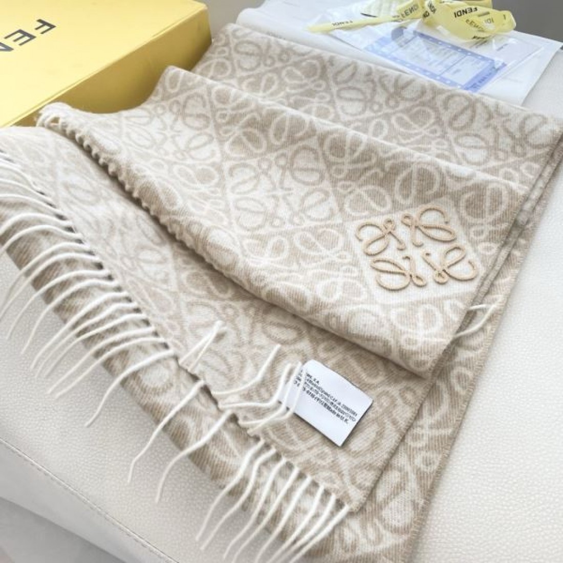 繊細 上品 ロエベ LOEWE スーパーコピー スカーフ モダン 軽やか