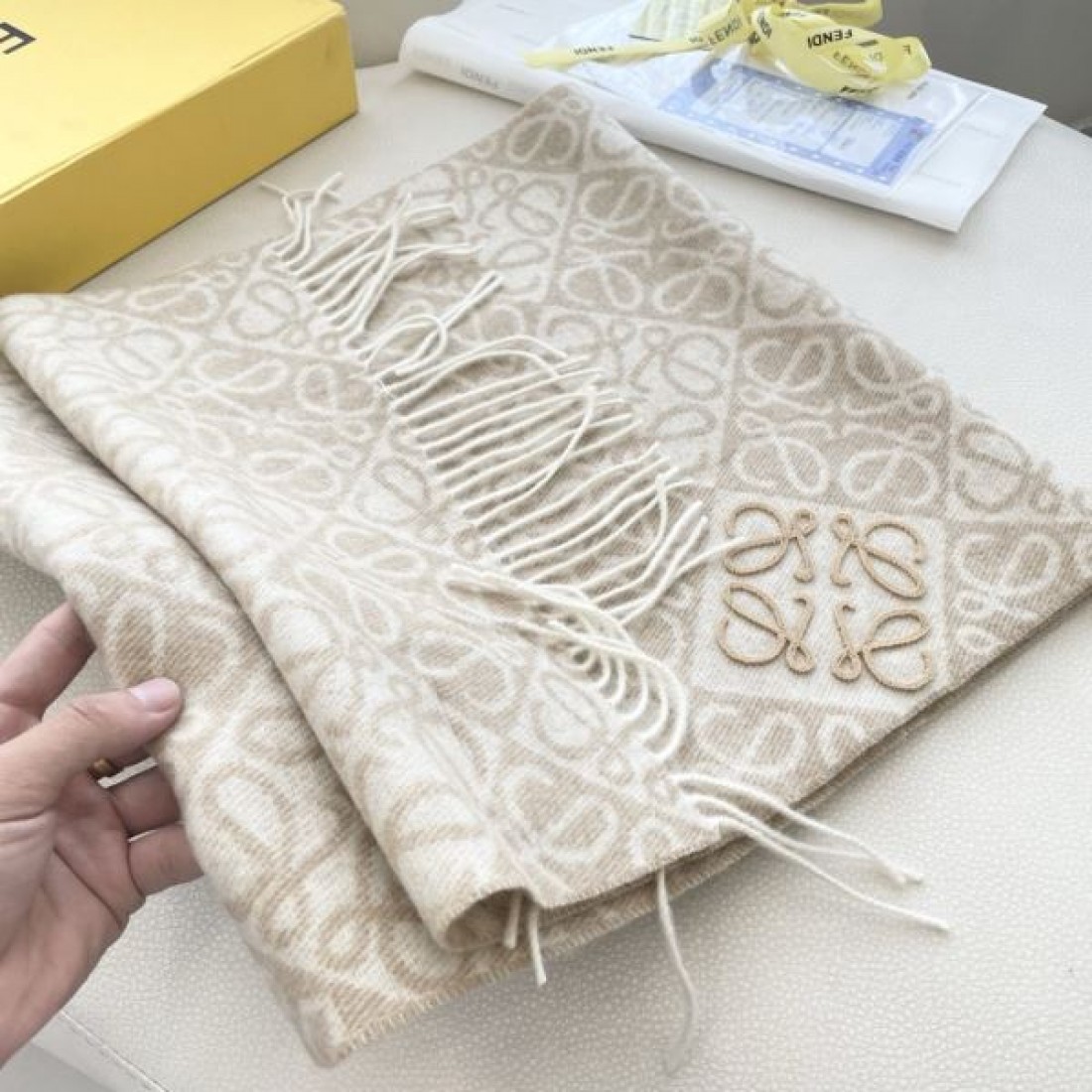 繊細 上品 ロエベ LOEWE スーパーコピー スカーフ モダン 軽やか